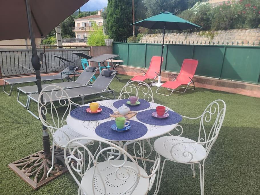 Апартаменты De 1 A 6 Avec Terrasse Solarium, Vue Panoramique Et Parking Gratuit Грасс Экстерьер фото